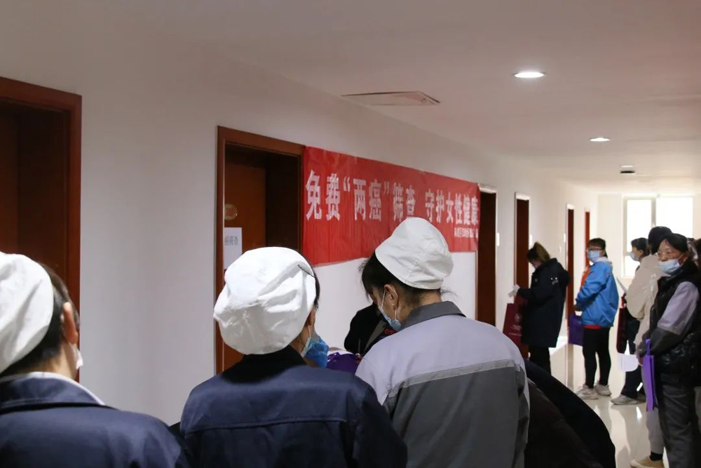 河北金博士衛(wèi)生用品有限公司聯(lián)合滿城區(qū)衛(wèi)健局，組織專業(yè)醫(yī)生來公司為員工進行免費體檢